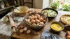 Table de cuisine avec œufs, préparations et omelettes cuites