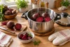 Betteraves rouges dans le panier d’une cocotte-minute ouverte.